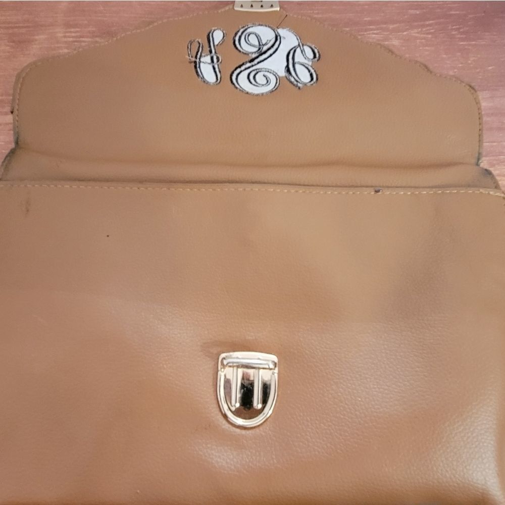 MONOGRAMMED CROSSBODY CLUTCH (ARL INITIALS) - Picture 10 of 16